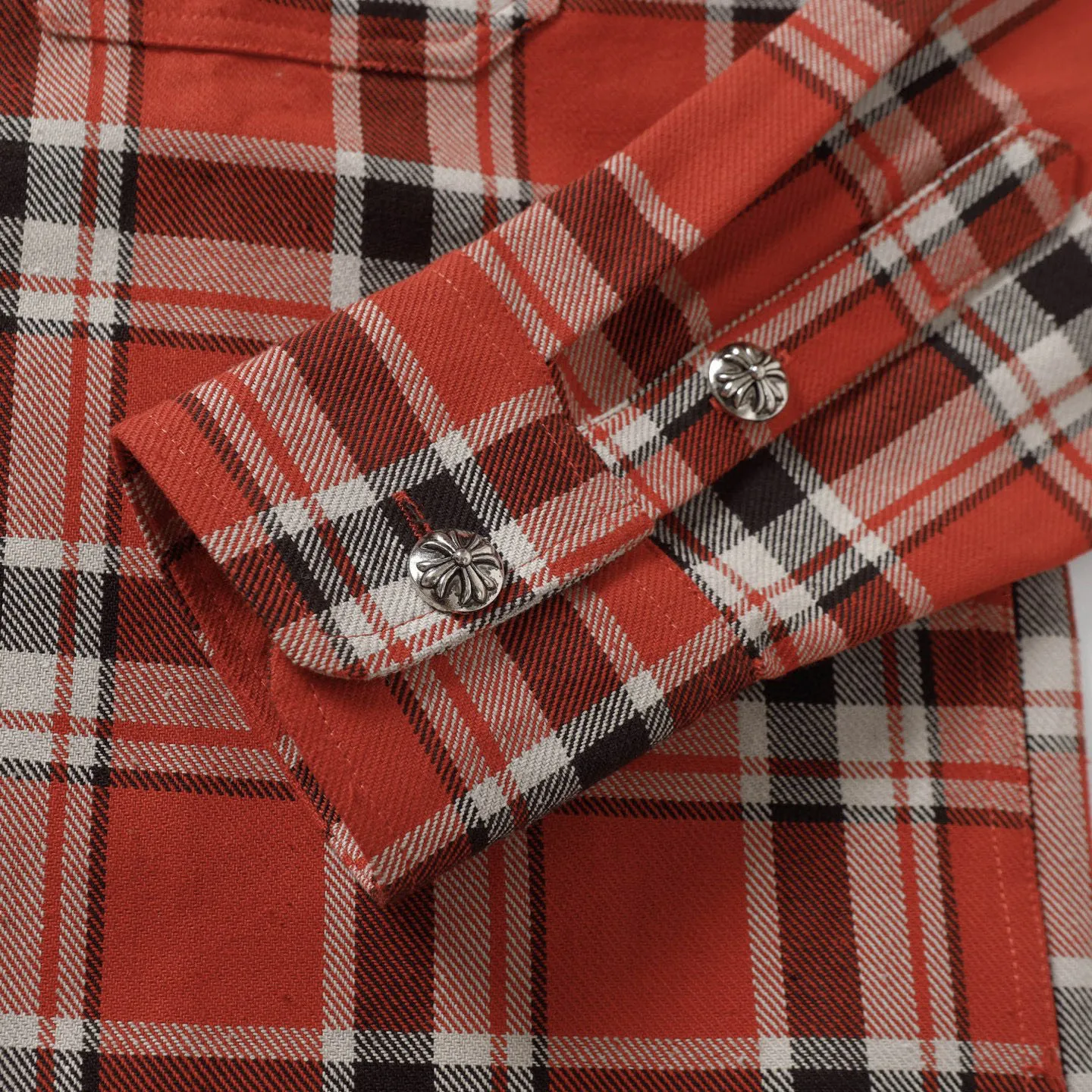 🅿️380 ch|24fw Crow Heart New Striped Plaid Splicing Silver Button Cardigan Shirt Process description: The fabric is made of custom-woven and custom-dyed wool blended fabric. The fabric contains wool components and has a very good texture. All the plaids are counter-position stitching. Every size and every plaid splicing is counter-position. It not only consumes fabric but also takes time. The details are very delicate. The sleeve logo printing uses special pulping. The characteristic of the printing process is the use of high-performance glue for printing, which creates a sense of layering on the printed pattern. The accessories of the new yb mold are used. Buttons and pocket silver jewelry are custom-developed using silver-plated foti materials. The cuffs are made with buttons and snaps that are consistent with yb and are designed with loose fit. The oversized version is truly restored. Color: blue/green/red. Size: S-XL.